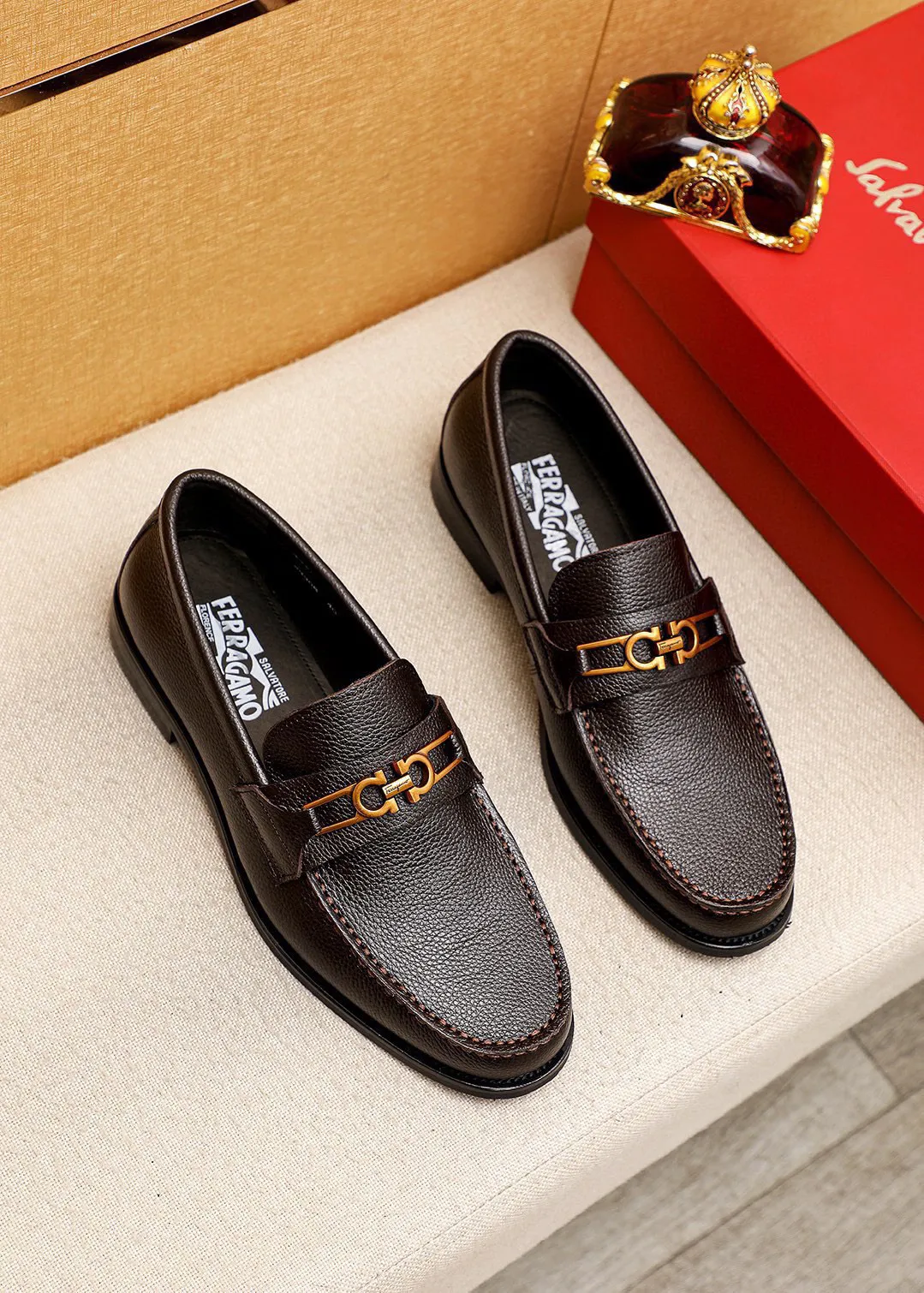 Men's shoes💰460💐 Product trademark: Ferragamo "Ferragamo" casual leather shoes Regular size: 38-44 (45.46🉑️customized) Product materials: Selected imported first-layer pebbled cowhide leather upper + luxury hardware buckle, imported water-dyed cowhide leather lining. Strong three-dimensional visual effect, original outsole color: 2 colors available